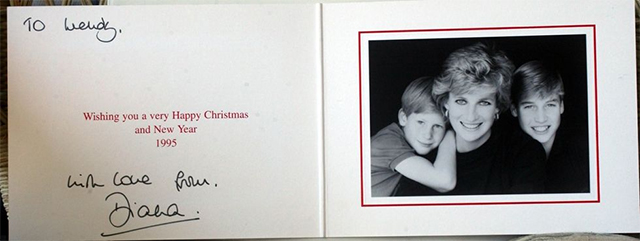 Любимые корги, озорные дети, моменты счастья: рождественские открытки разных лет от королевской семьи Монархии