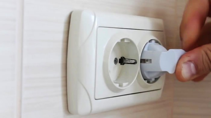 Необычный ремонт выпадающей розетки Необычный ремонт выпадающей розетки домашний очаг,мастерство,ремонт розетки,рукоделие,своими руками,умелые руки