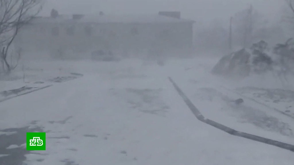 Снежный циклон на Сахалине: отменены рейсы и парализовано движение