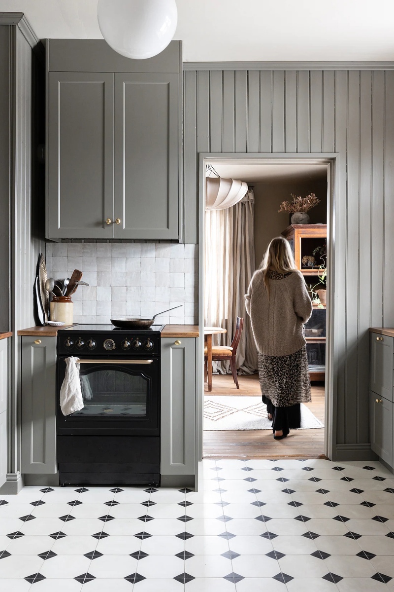 Интерьер старого кирпичного дома в крошечном поселении Швеции 