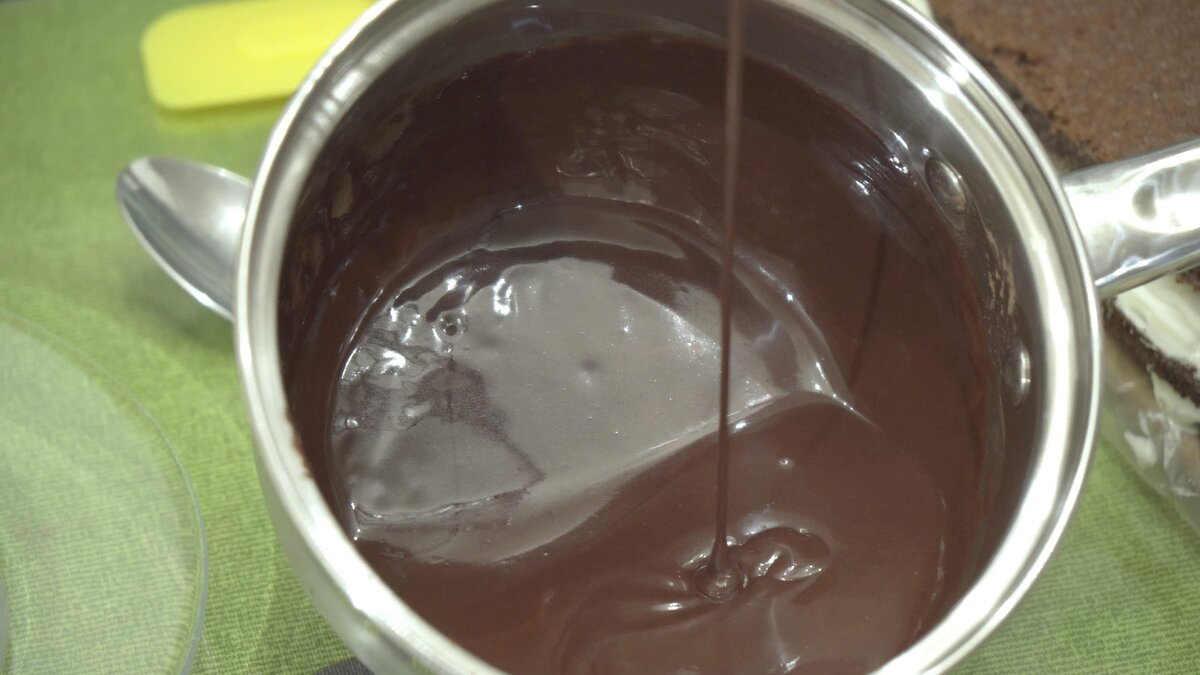 Глазурь молоко сахар масло. Густая шоколадная масса. Что будет если смешать молоко с шоколадом.