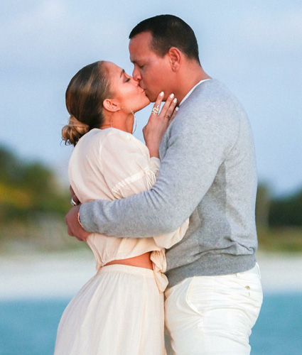 Дженнифер Лопес и Алекс Родригес показали свою помолвку на берегу океана Дженнифер Лопес и Алекс Родригес показали свою помолвку на берегу океана Звездные пары