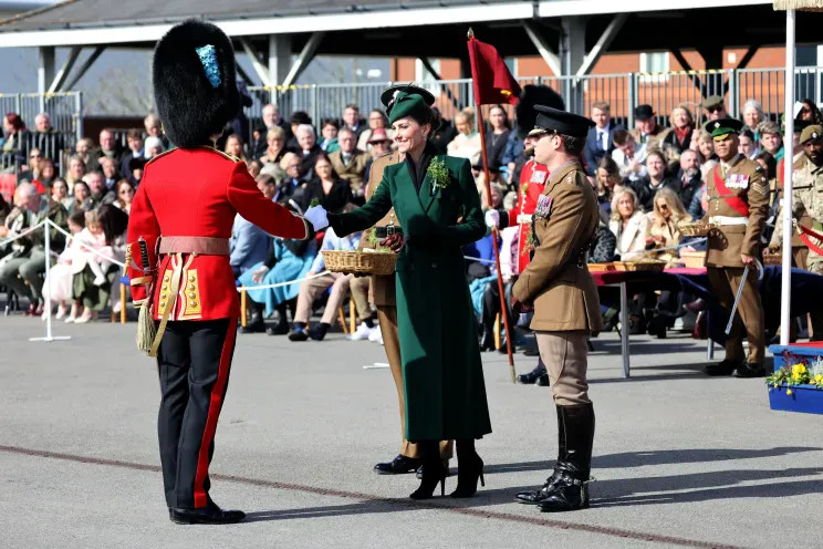 Кейт Миддлтон в зелёном на параде Ирландской гвардии