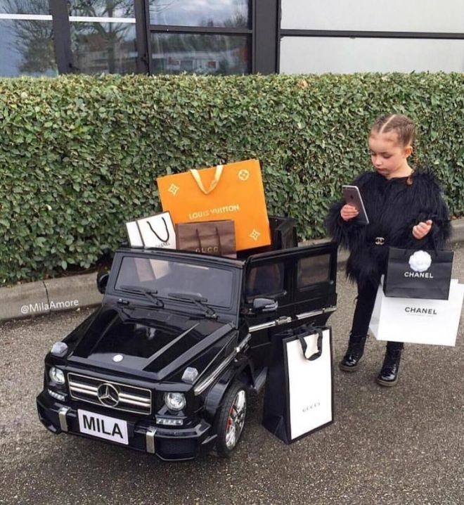 15 забавных кадров об обеспеченных людях, которые решили хвастануть своим достатком 15 забавных кадров об обеспеченных людях, которые решили хвастануть своим достатком