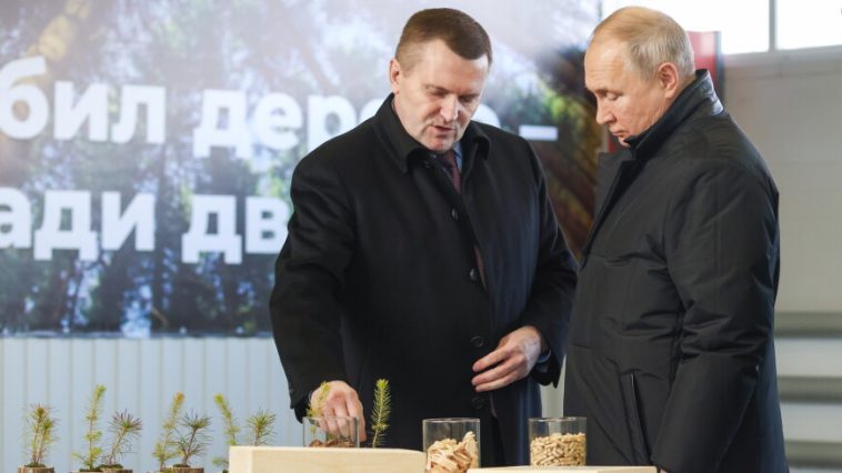 Путин осмотрел лесопромышленное предприятие под Архангельском