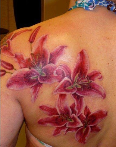 красные лилии на спине девушки фото тату