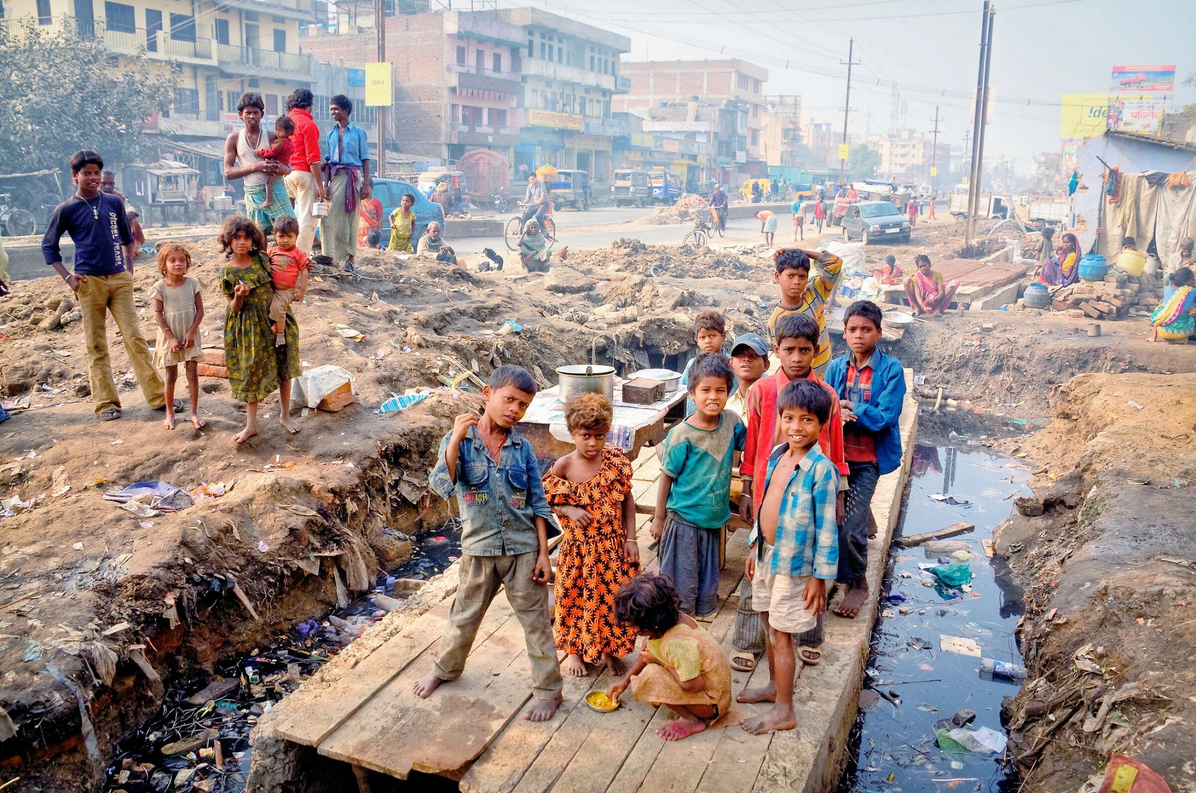 Жизнь в бедных странах. Бедные дети Индии трущобы. Трущобы Индии бедные люди. Бедная Индия трущобы. Нью Дели трущобы.