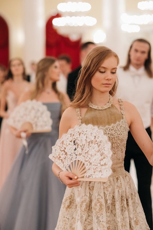 Супруга Игоря Крутого произвела фурор на балу Tatler выходом в полупрозрачном платье