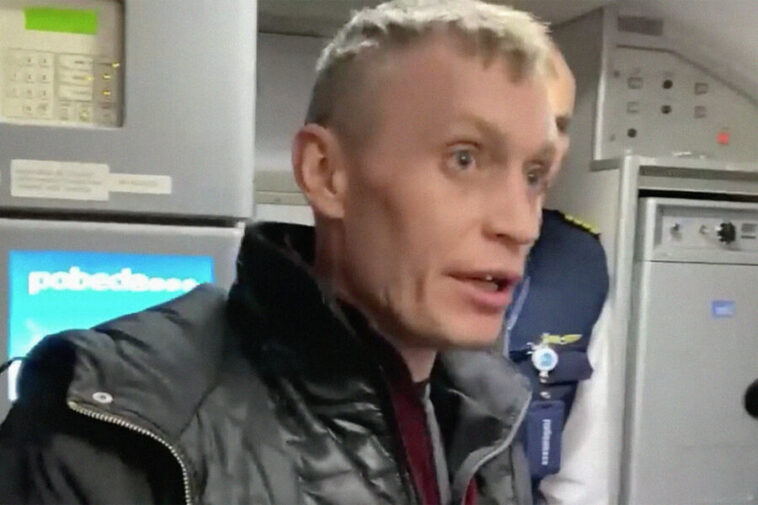 «Я не курил в вашем самолете»: полиция сняла раненого бойца СВО с рейса Москва — Барнаул