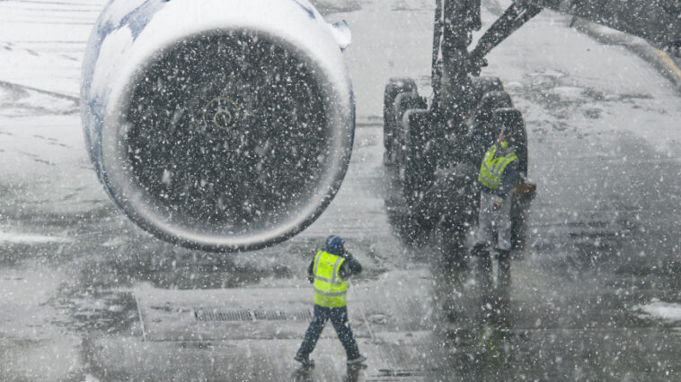 Аэропорт Челябинска приостановил работу из-за снегопада