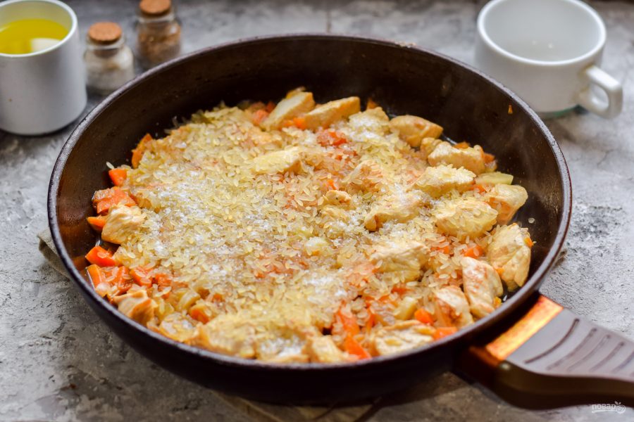 Простой рецепт риса на сковороде. Рис с курицей на сковороде. Рис в сковородке. Вкусный рис на сковороде. Рис с курочкой на сковороде.