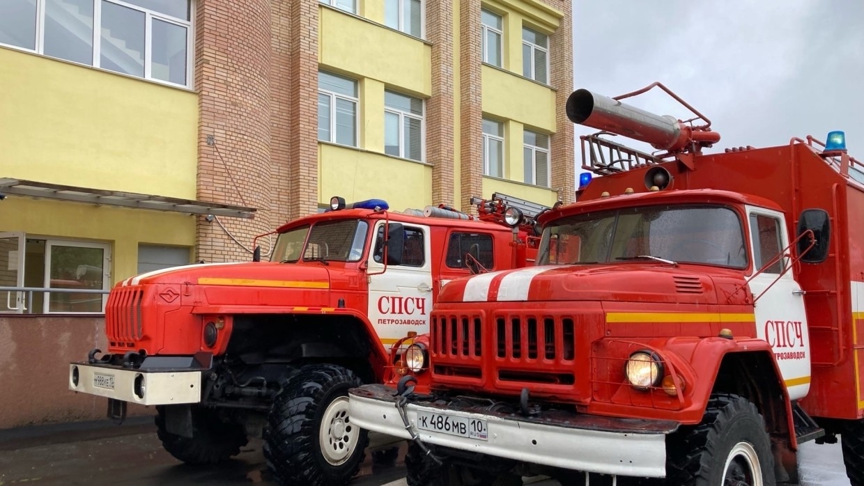 Спасатели эвакуировали более 70 человек из загоревшегося дома в Сочи Происшествия