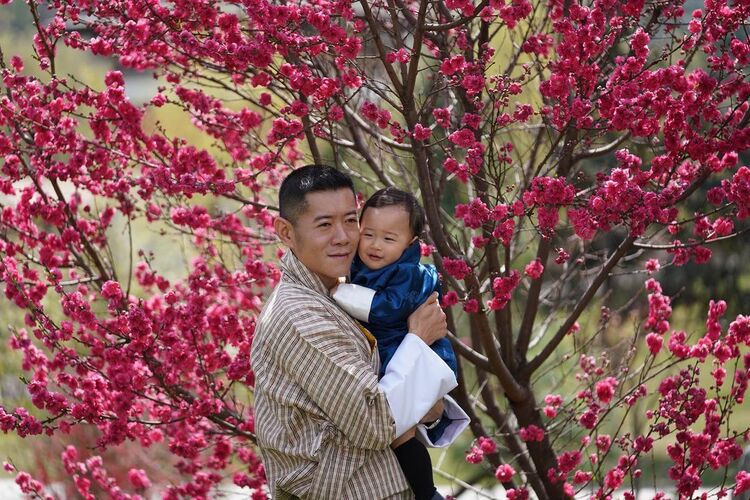 Король и королева Бутана отметили первый день рождения младшего сына: новые фото Монархи,Новости монархов