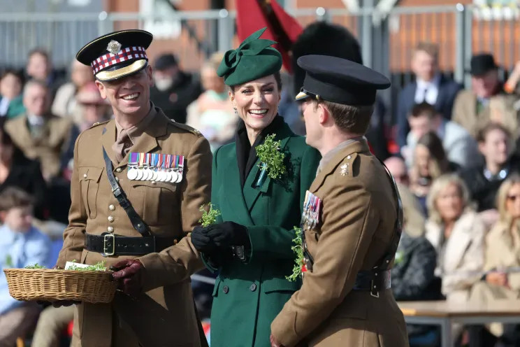 Кейт Миддлтон в зелёном на параде Ирландской гвардии