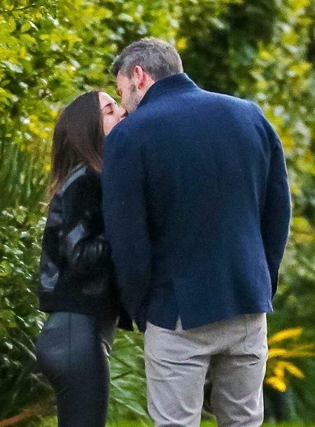 Кожаные брюки и розовые тапочки: Ана де Армас на прогулке с Беном Аффлеком Кожаные брюки и розовые тапочки: Ана де Армас на прогулке с Беном Аффлеком Звезды,Звездные пары