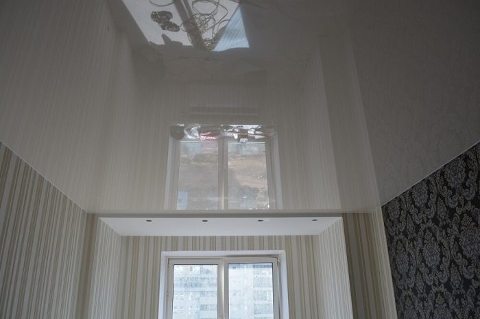Почему глянцевые потолки – не лучший выбор даже для маленьких квартир