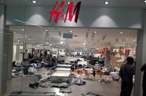 «Они назвали нас обезьянами»: Магазины H&M в ЮАР разгромили из-за расизма