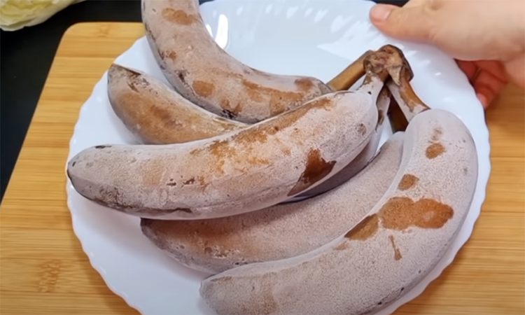 Замораживаем самые дешевые бананы и мороженое почти готово. Осталось только смолоть их в блендере десерты