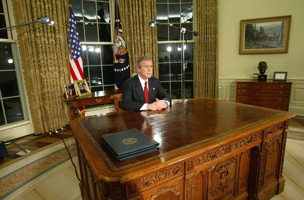 И вот уже Джордс Буш объявляет по телевидению в начале военной операции в Ираке