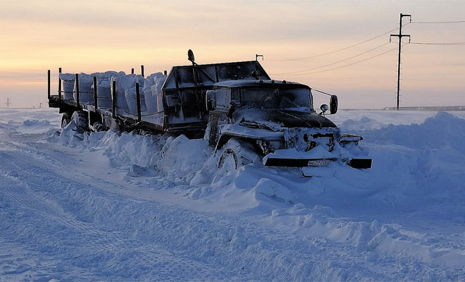 Работа дальнобойщиков за Полярным Кругом, где от холода зимой ломаются гвозди зимой, может, дальнобойщика, здесь, бывает, почти, условия, могут, много, непростые, отдаленных, зимник, запустить, автомобилейподснежников, таких, весны, приходом, невозможноС, набирается, заново