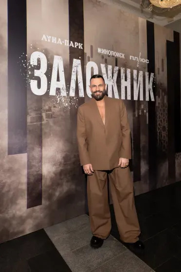 Максим Матвеев, Игорь Верник, Манижа и Светлана Кузнецова посетили премьеру международной драмы в Москве Игорь, Матвеев, Матвеева, Костолевский, гостей, приехал, коллег, языке, поблагодарил, Верник, также, Муавад, актёр, Николас, Авратинская, главные, своих, Дарья, Заложник, Максима