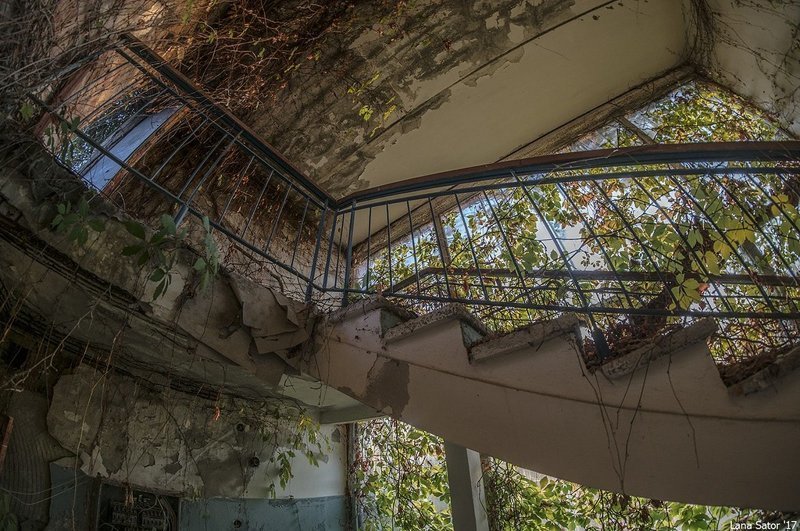 Заросший пионерский лагерь в Крыму Заросший пионерский лагерь в Крыму самостоятельные путешествия,туризм