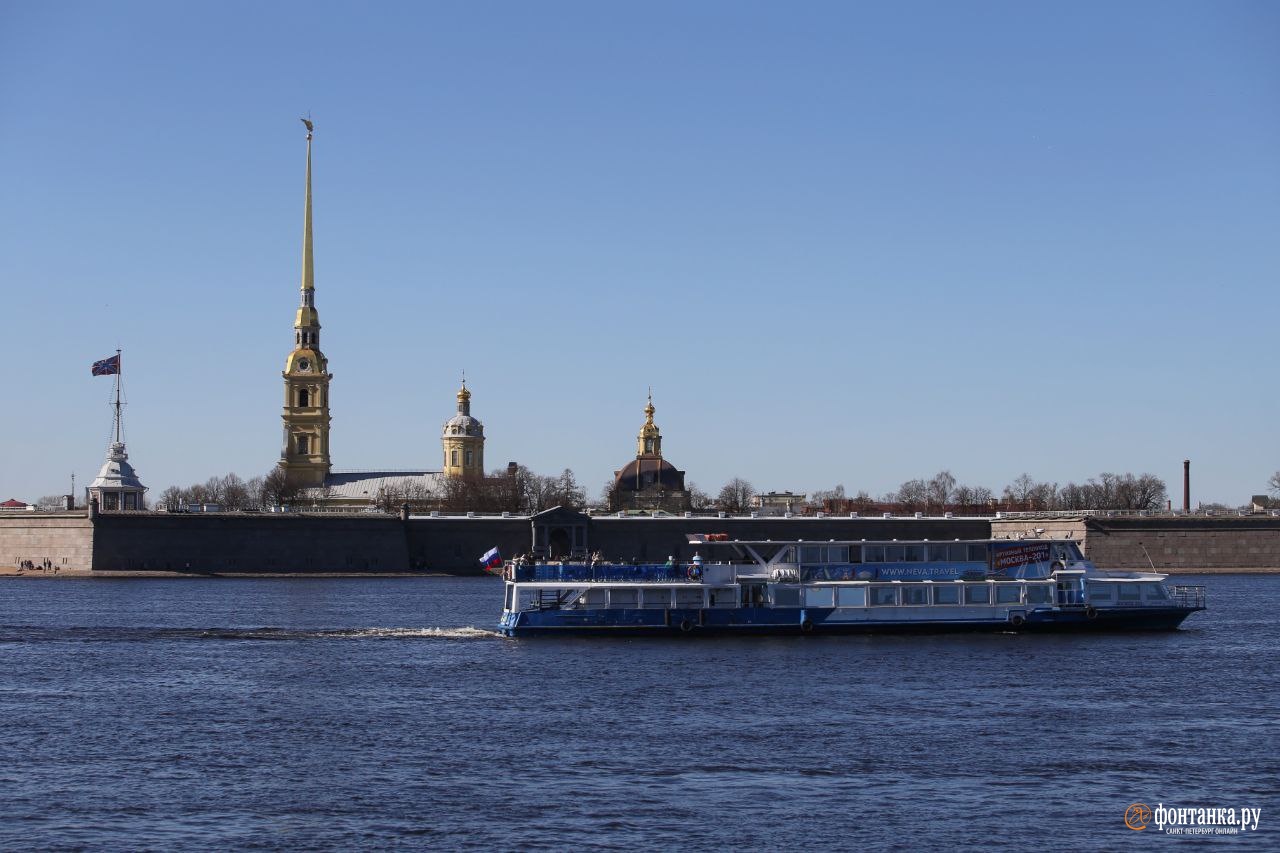 Навигация в питере 2025. Навигация Санкт Петербург. Кораблики на Неве. Кораблик на Фонтанке. Кораблик фотосессия Питер.