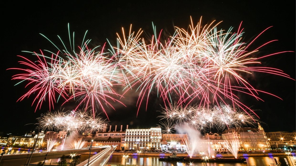 День города. Салют фото. Самый большой фейерверк в мире. С днем города. Салют на день города.