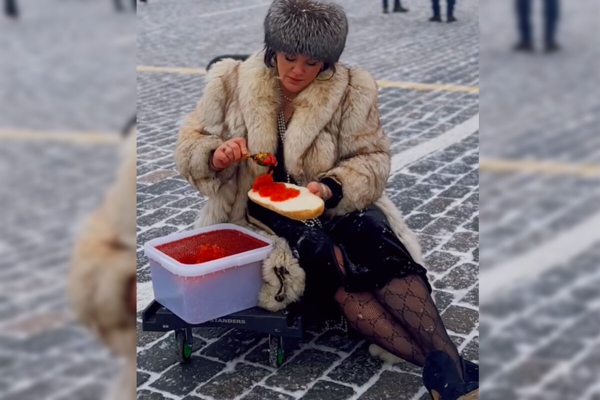 На Красной площади задержали женщину в шубе за фотосессию с 14 кг икры