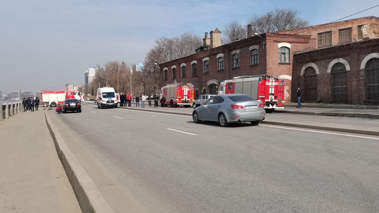 Спасатели продолжают тушить тление в завалах на Невской мануфактуре