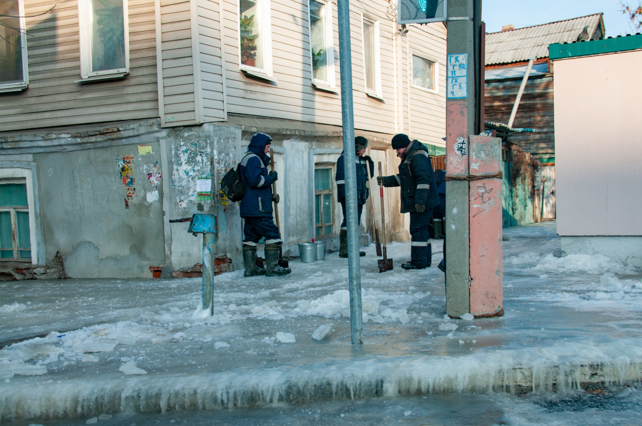 Новосибирск покончил. Накатали лед на тротуаре.