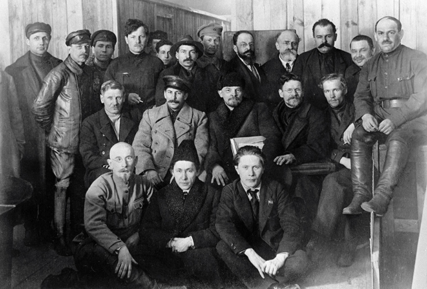 Иосиф Виссарионович Сталин, Владимир Ильич Ленин и Михаил Иванович Калинин (во втором ряду в центре слева направо) среди делегатов VIII съезда РКП (б). 1919 год