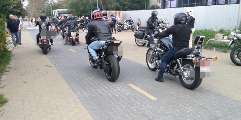 Три десятка байкеров припарковались в пешеходной зоне на калининградском курорте Три десятка байкеров припарковались в пешеходной зоне на калининградском курорте Общество