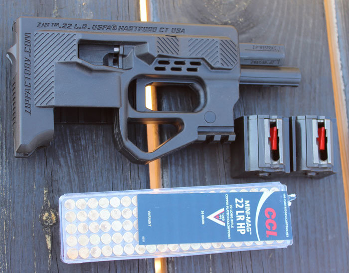 Пистолет Zip 22 и патроны калибра .22 LR к нему. Фото: guns.com