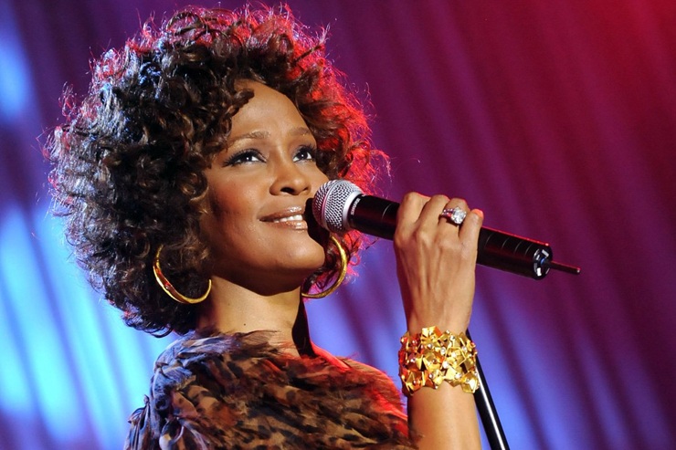 Уитни Хьюстон поет