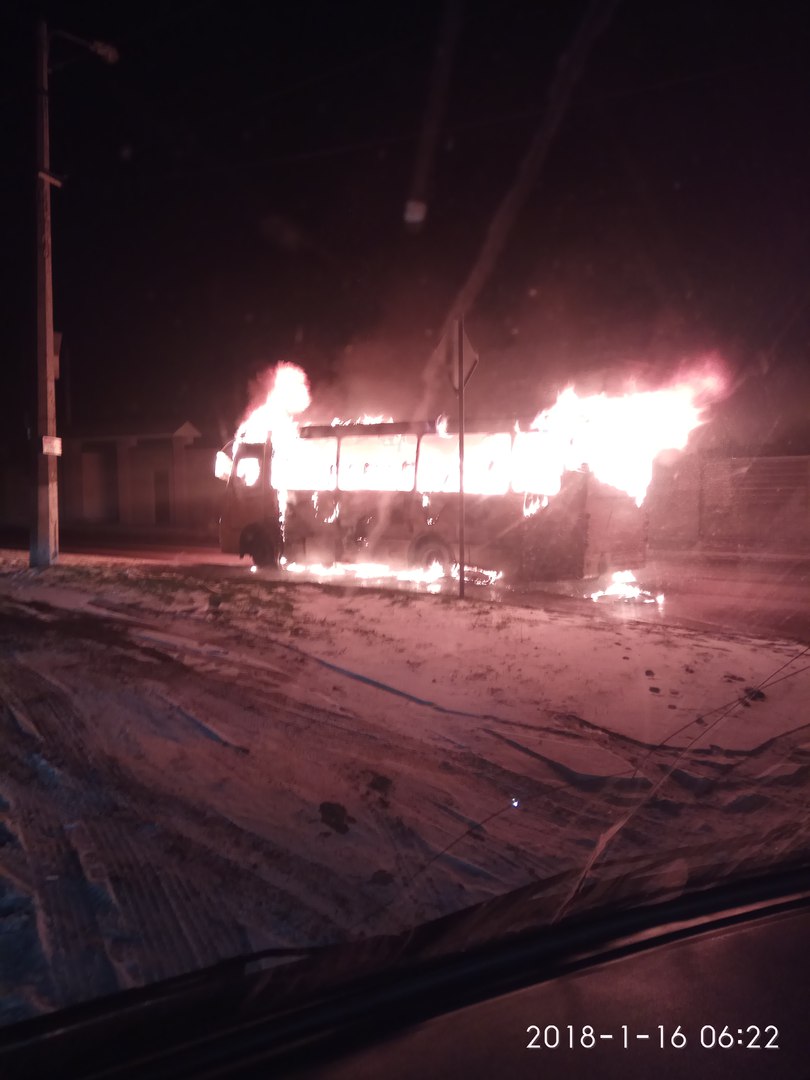 В Симферополе на ходу загорелся автобус: ТС полностью сгорело 2