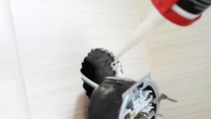 Необычный ремонт выпадающей розетки Необычный ремонт выпадающей розетки домашний очаг,мастерство,ремонт розетки,рукоделие,своими руками,умелые руки