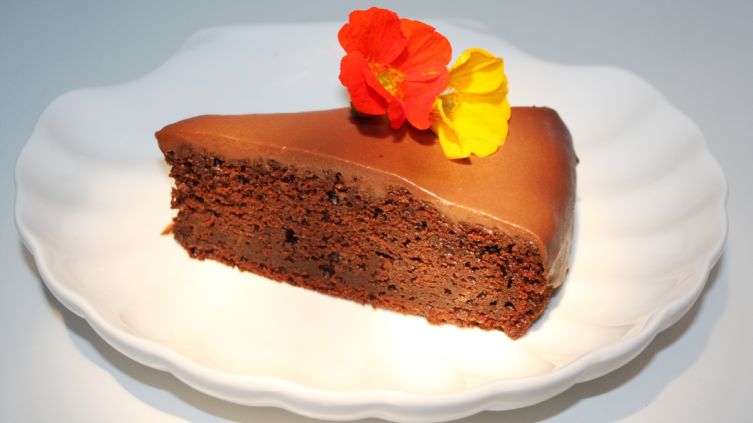 Бабушкин свекольный шоколадный кекс с цветами настурции