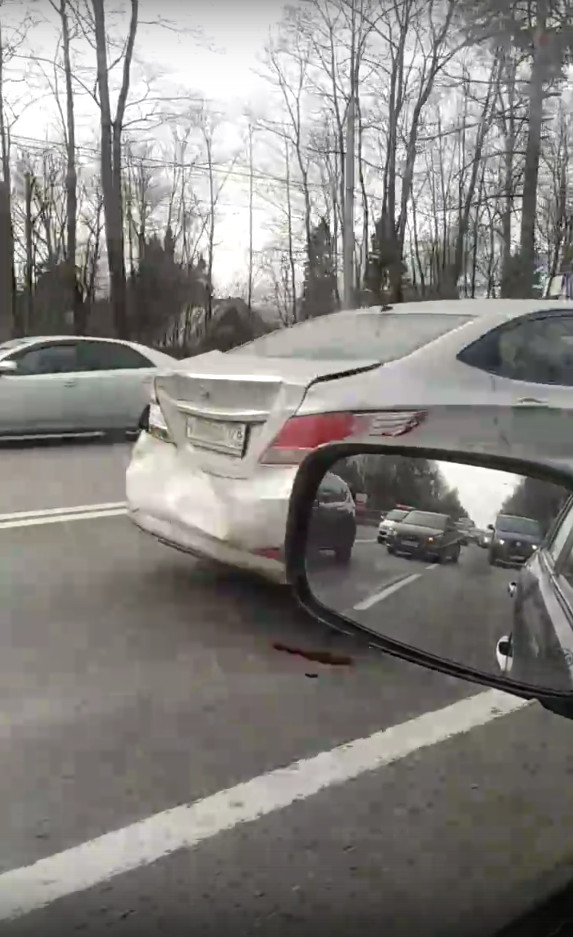 Авария 2 октября 2020 бурашевское шоссе. Догнала иномарка. Машина догнала другую. Машина догнала другую. Машина догнала другую.