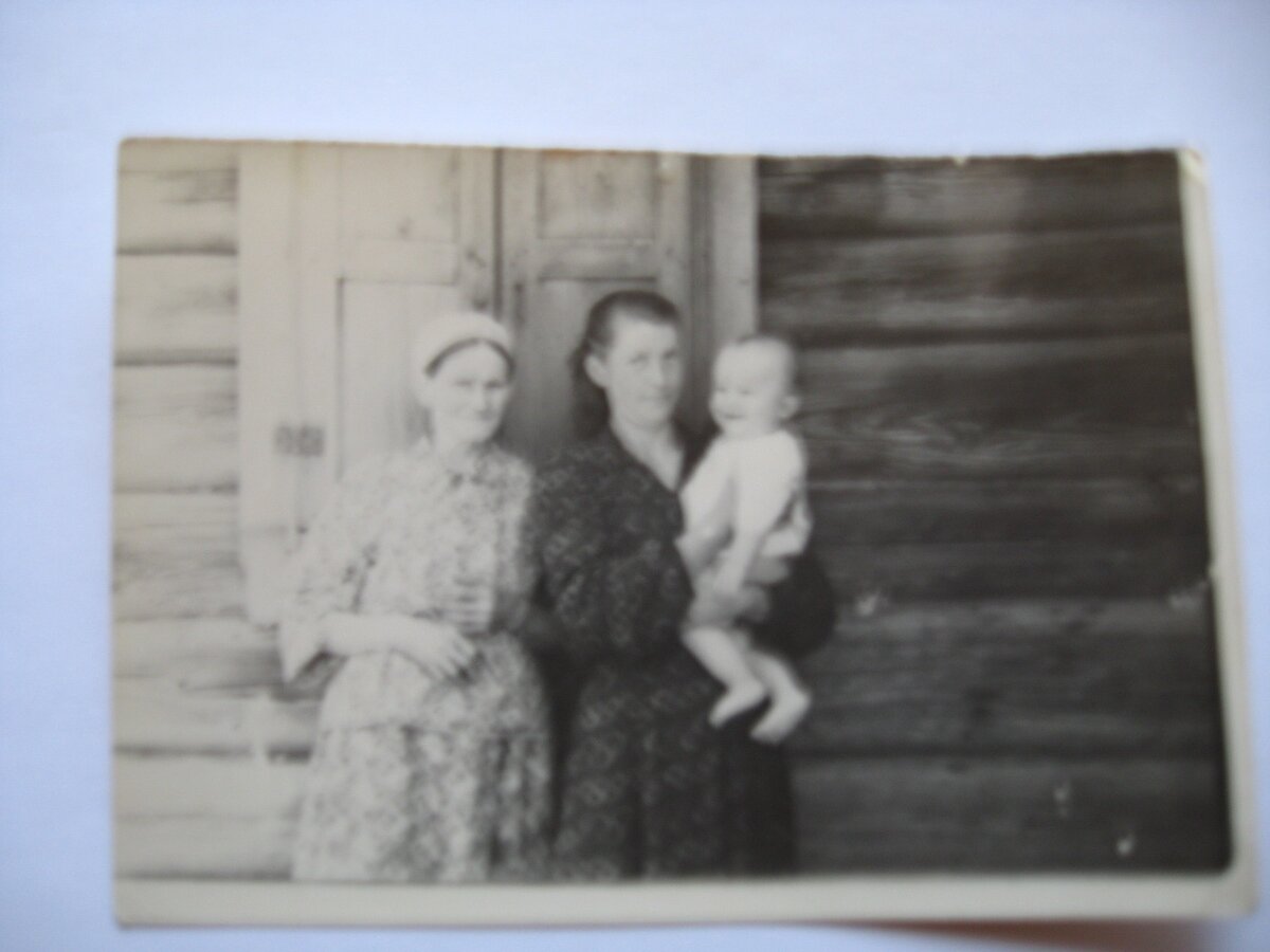  Бабушка Арина, тетя Аня и мой брат. 1957 год. Личное фото автора.