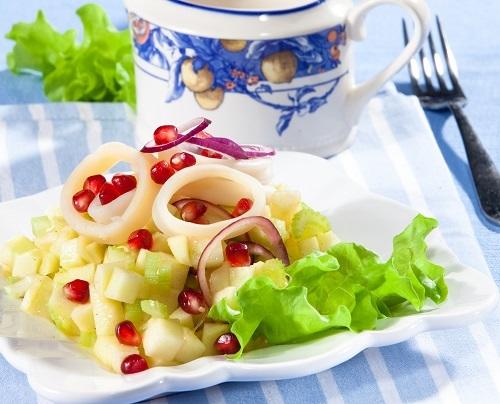 Салат из яблок и кальмаров/Фото: Олег Кулагин/BurdaMedia