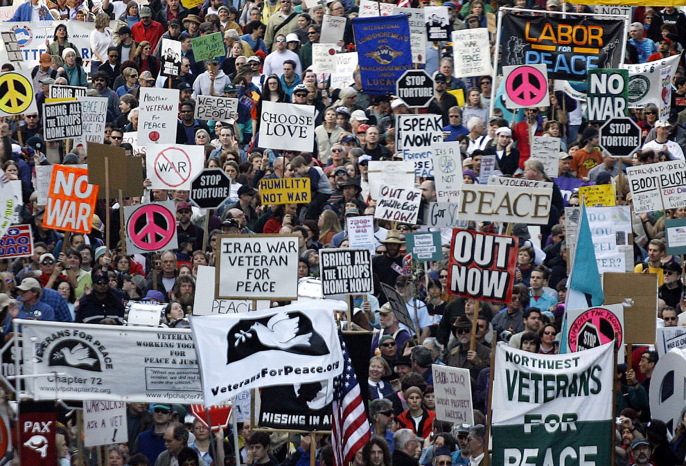 проходит антивоенная демонстрация в Портленде, штат Орегон