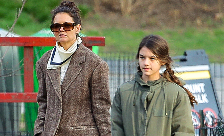 Все нипочем: Кэти Холмс с дочерью Сури Круз и новыми питомцами на прогулке в Нью-Йорке