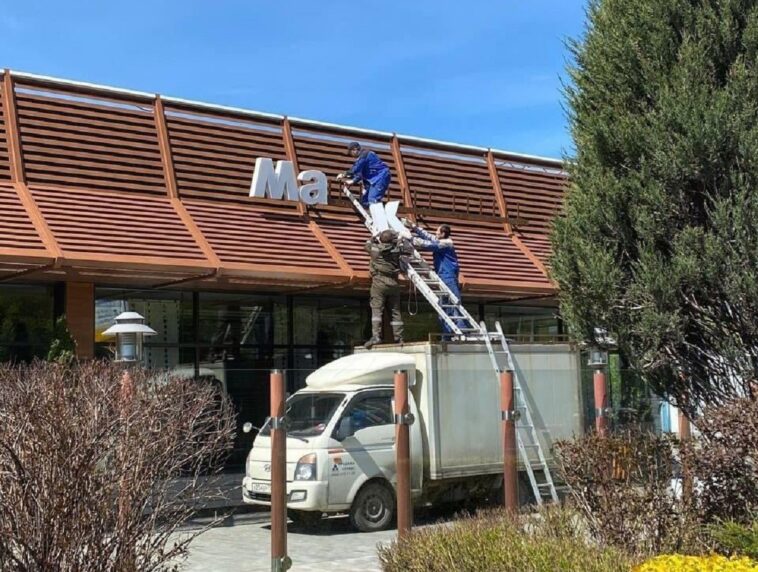 Из России уходит Starbucks, а вывески ресторанов в McDonald’s демонтировали (ФОТО)