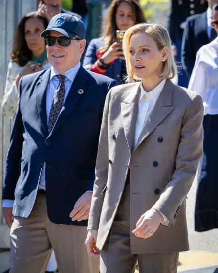 Княгиня Шарлен, князь Альбер II и члены монаршей семьи посетили приют для животных в Монако Шарлен, Альбер, князь, Монако, княгиня, Масси, животных, князя, приюта, семьи, Гримальди, Камилла, Стефания, принцесса, принцессы, ШарленКнягиня, МеланиАнтуанетта, IIКнягиня, Уиттсток, IIГарет