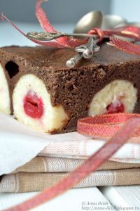 Фото к рецепту: Шоколадный пирог с творожными шариками