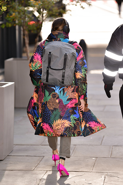 Джунгли в Нью-Йорке: Сара Джессика Паркер в ярком пальто на прогулке Джунгли в Нью-Йорке: Сара Джессика Паркер в ярком пальто на прогулке Звездный стиль