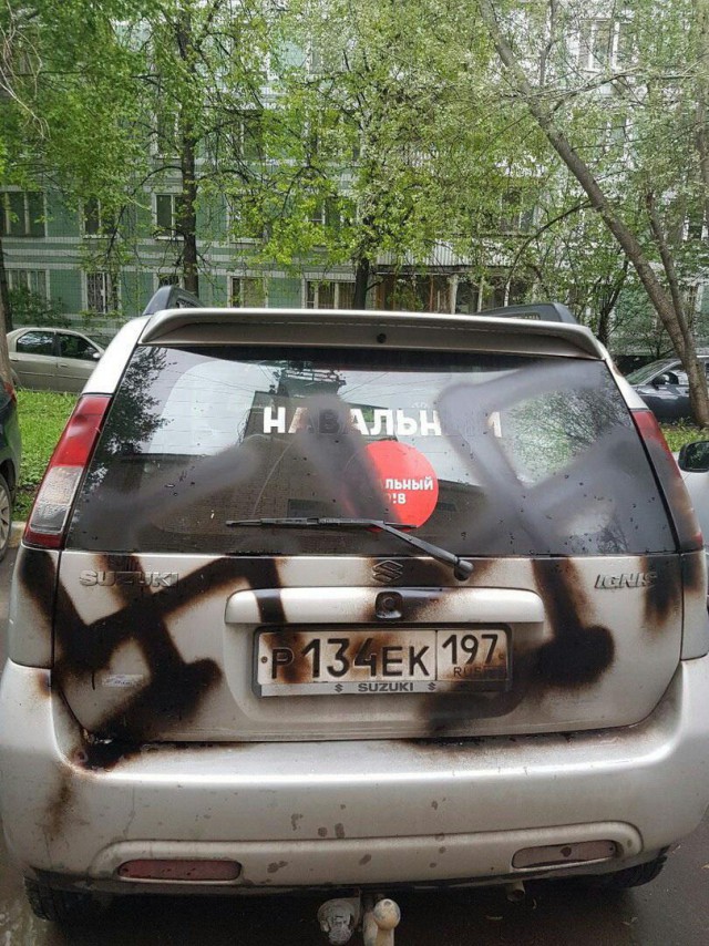 Картинки по запросу В Москве разукрасили авто любителя Навального