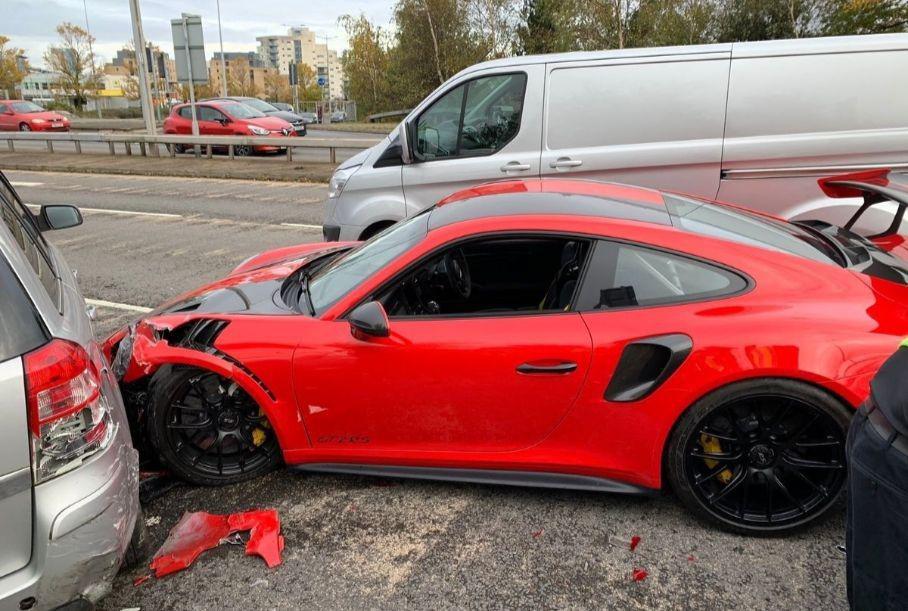 Покупатель взял на тест Porsche 911 GT2 RS и тут же устроил массовое ДТП
