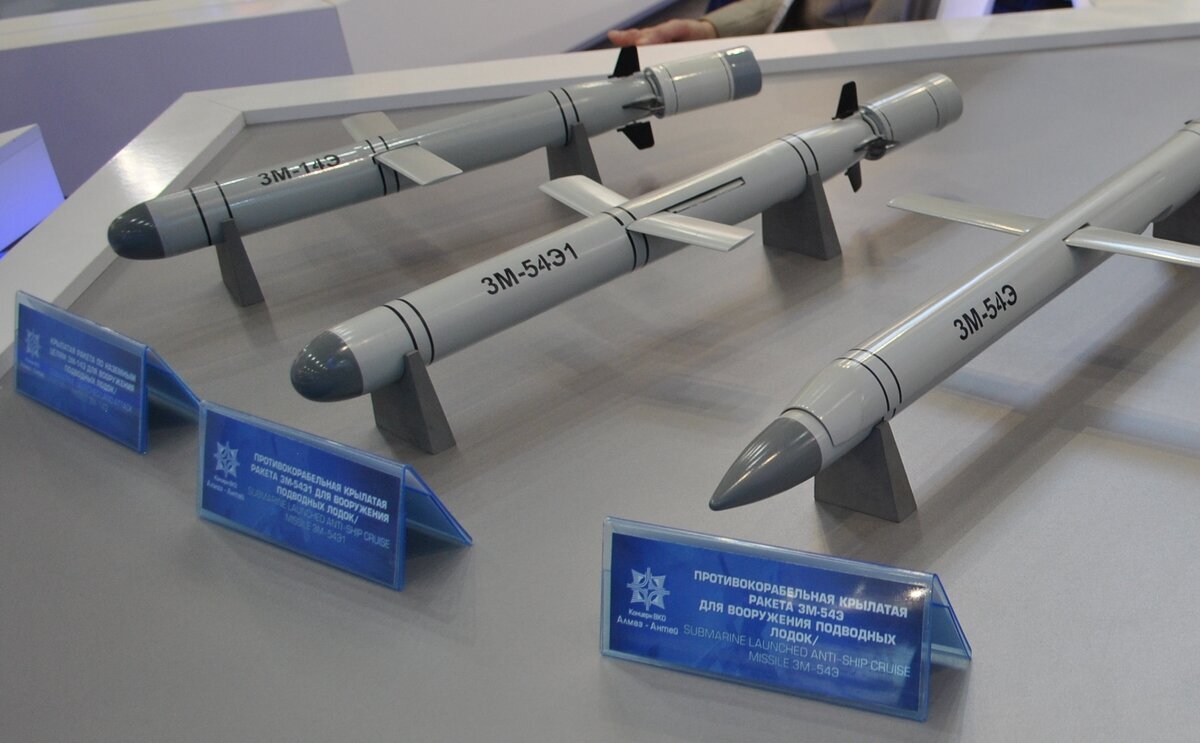Макеты противокорабельных крылатых ракет 3М-54Э и 3М-54Э1 для вооружения подводных лодок. Фото из открытых источников.